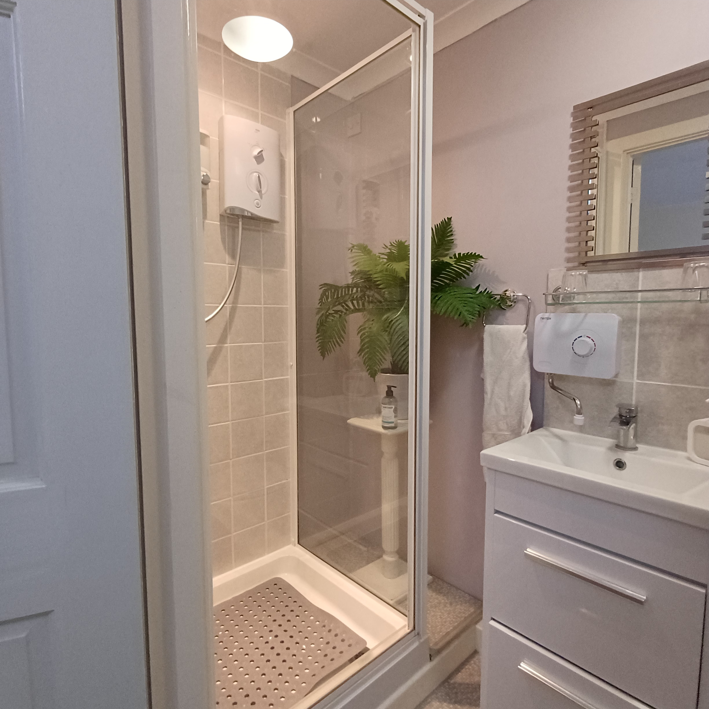 Room 1 at Ayen Cottage – image 4