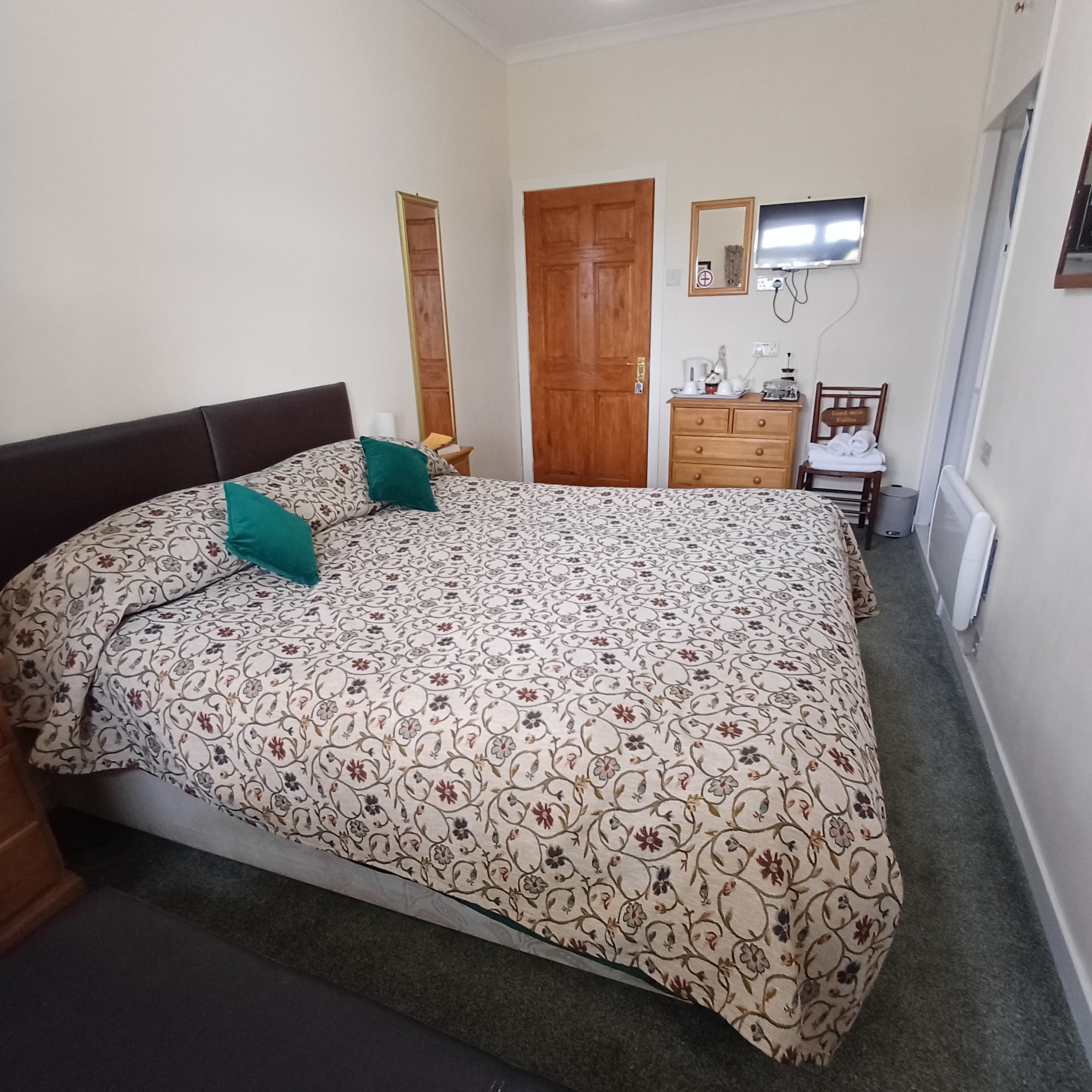 Room 2 at Ayen Cottage – image 1