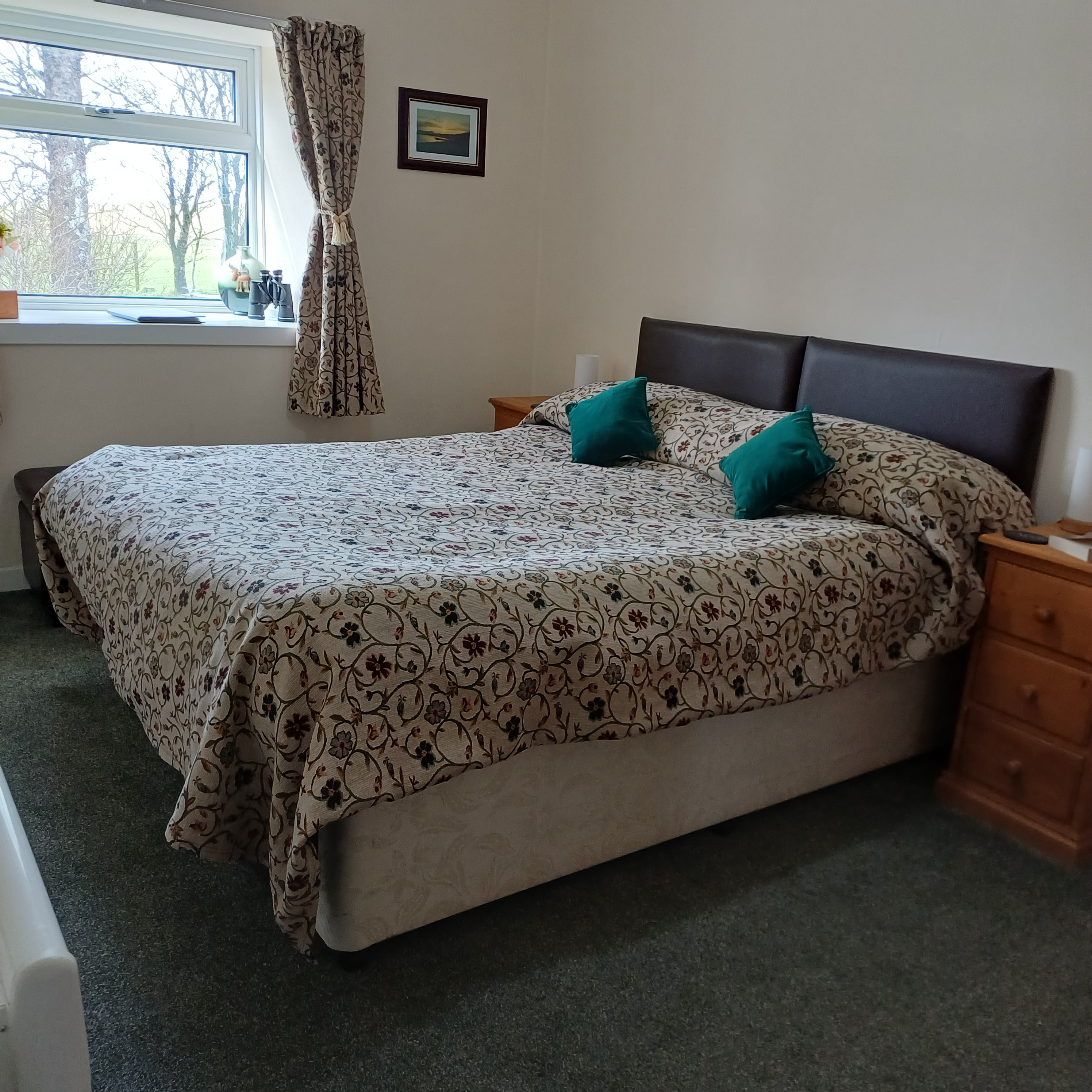 Room 2 at Ayen Cottage – image 4